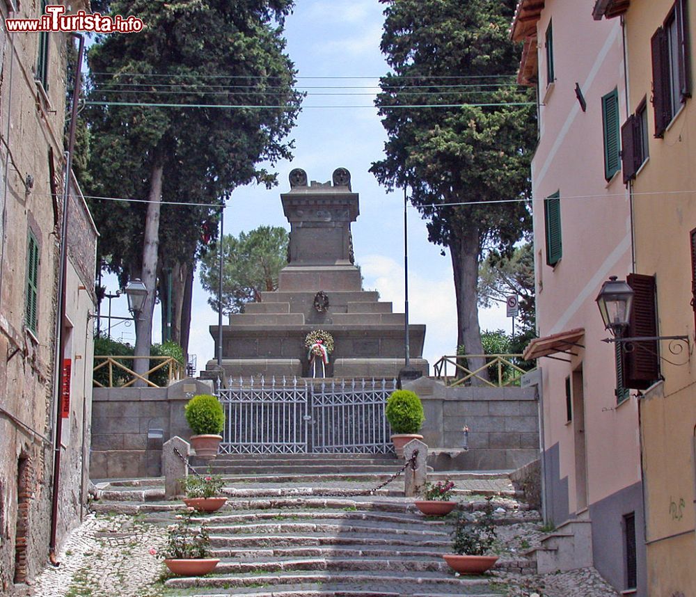 Immagine Mentana, Lazio: monumento ai caduti garibaldini nella Campagna dell'Agro Romano per la liberazione di Roma nel 1867 - © Pubblico dominio, Wikipedia