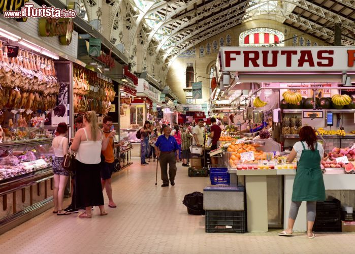 Immagine Valencia, Spagna: l'interno del Mercado Central. L'edificio del mercato della città spagnola è stato costruito nel 1928 in stile modernista art nouveau - foto © nito