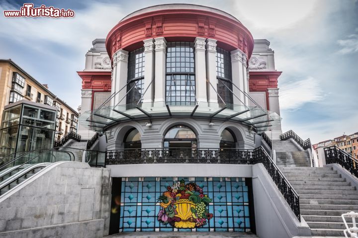 Immagine L'edificio del Mercado de la Ribera nel centro storico di Bilbao, sulla riva destra del fiume Nervión che attraversa la città basca - foto © Borja Laria / Shutterstock