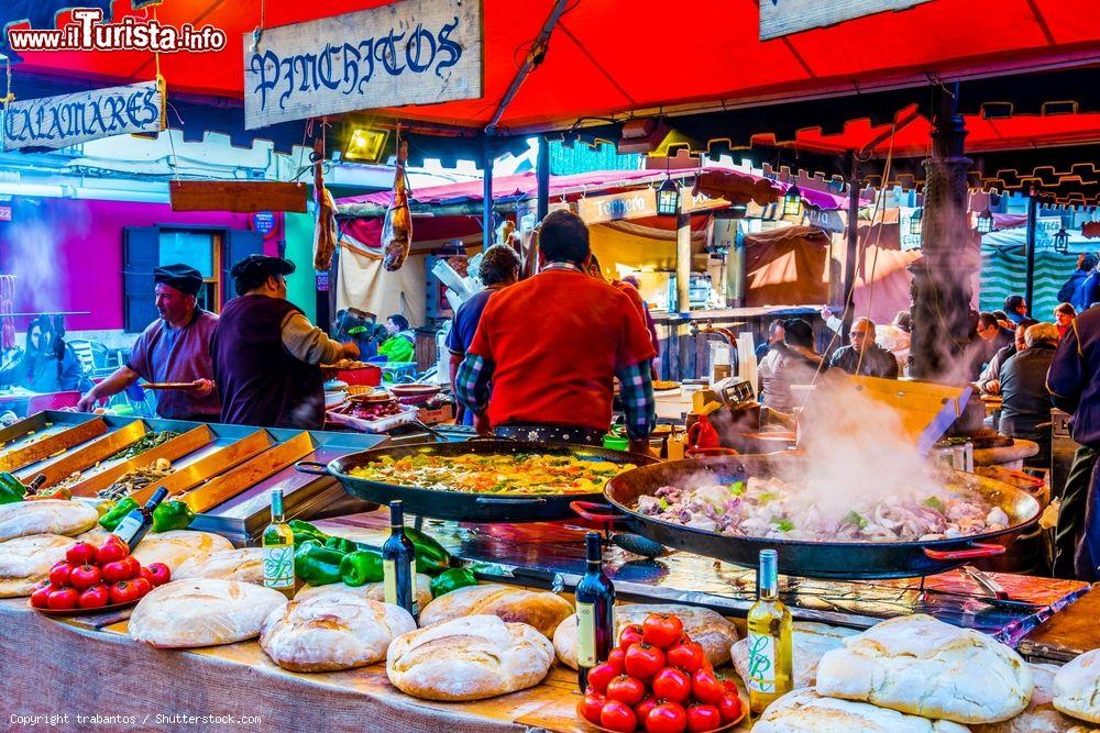 Immagine Mercanti vendono prodotti durante il tradizionale mercato nella piazza di Xativa, Valencia, Spagna  - © trabantos / Shutterstock.com