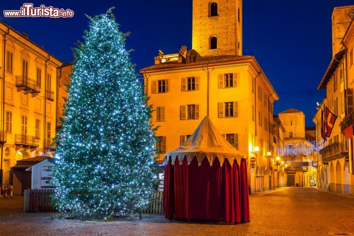 Immagine Mercatini di Natale a Alba, Piemonte, Italia. Immancabili ogni anno, durante il periodo dell'Avvento, le bancarelle natalizie offrono la possibilità di acquistare regali e decorazioni di ogni genere passeggiando per il centro di Alba - © Rostislav Glinsky / Shutterstock.com