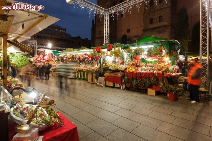 Immagine Mercatini di Natale a Barcellona, Spagna. La suggestiva atmosfera creata dalle bancarelle natalizie nel capoluogo catalano - © Iakov Filimonov / Shutterstock.com