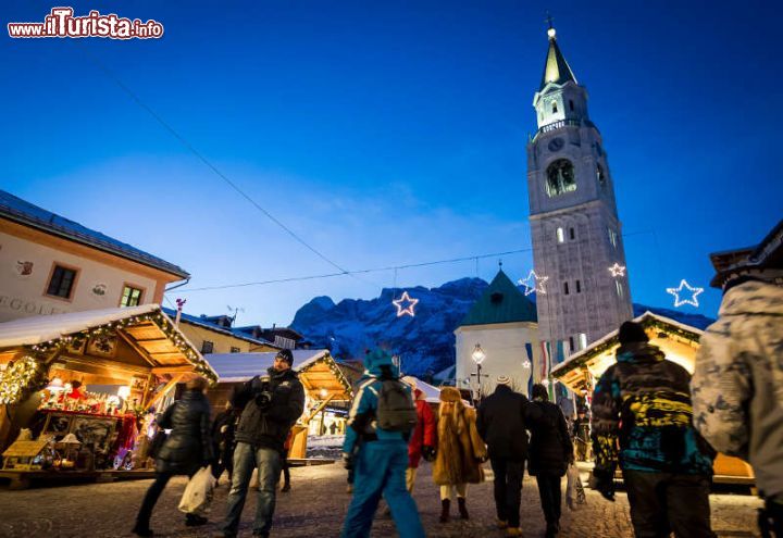 Immagine Una Cortina d'Ampezzo innevata, durante le serate di Natale, tra bancarelle e vin brulè  - Foto Bandion.it