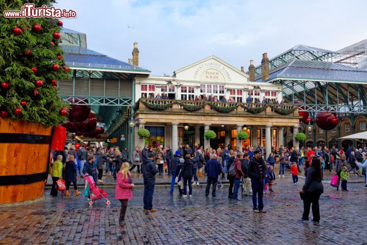 Immagine I mercatini di Natale di Covent Garden a Londra, Inghilterra. Durante il periodo natalizio questo quartiere londinese, che deve il suo nome alla storpiatura di "Convent Garden" perchè un tempo vi sorgeva l'orto di un edificio religioso, ospita bancarelle e stand - © Cedric Weber / Shutterstock.com