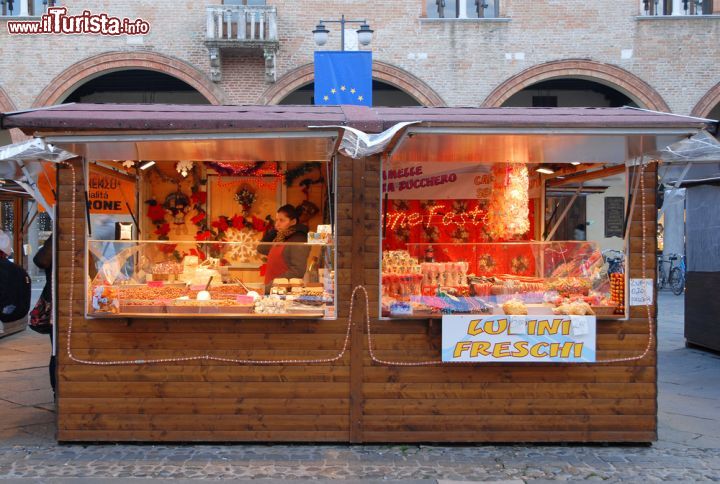 Immagine Mercatini di Natale a Ravenna in Piazza del Popolo - © claudio zaccherini / Shutterstock.com