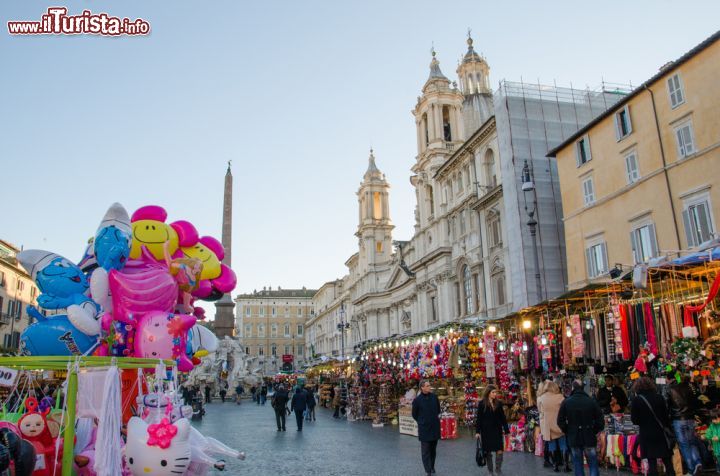 Immagine Mercatini di Natale a Roma in piazza Navona, durante la festa della Befana - © Anticiclo / Shutterstock.com