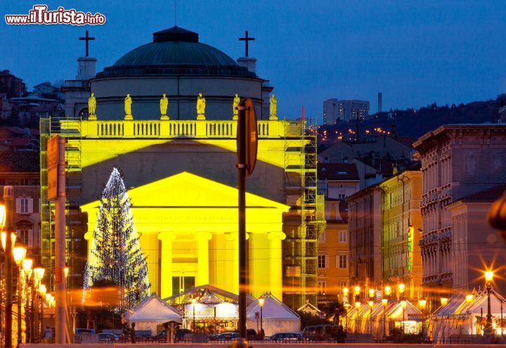 Immagine I mercatini di Natale a Trieste in Piazza Sant'Antonio, Friuli Venezia Giulia - © 98108417 / Shutterstock.com