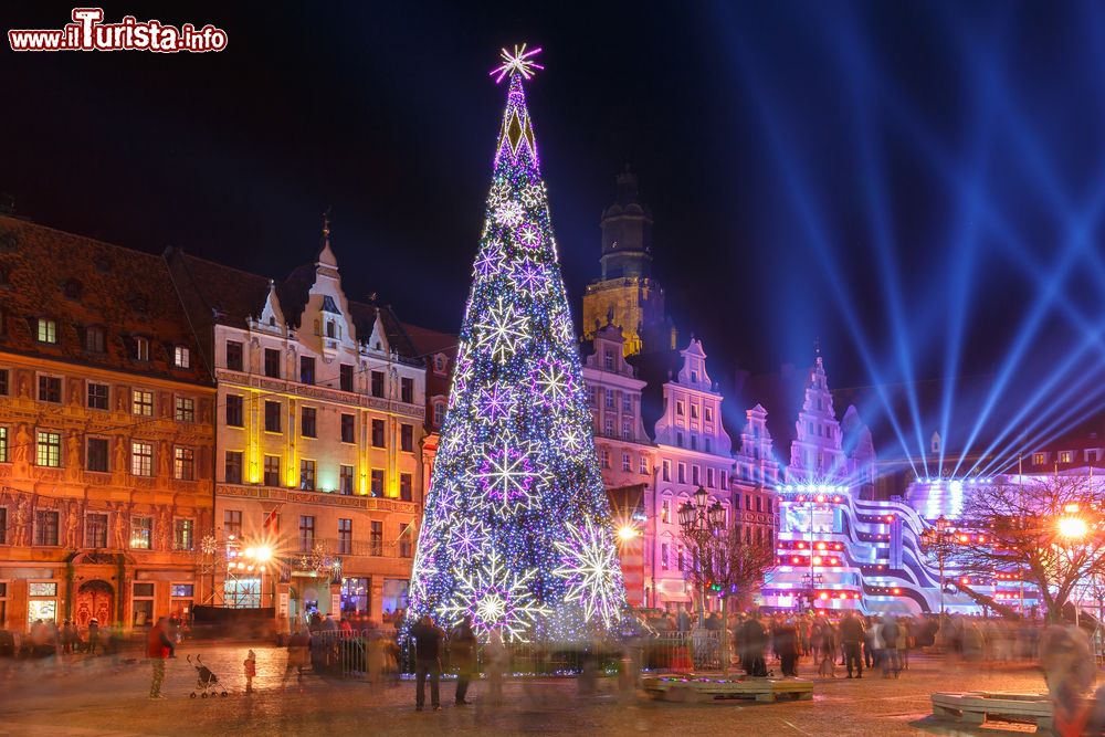 Immagine Mercato di Natale a Wroclaw, Polonia - Turisti e abitanti visitano il suggestivo mercatino natalizio ospitato ogni anno in Old Market Square abbellita e impreziosita per l'occasione da decorazioni luminose. La città polacca è stata designata come centro europeo della cultura per il 2016 © oleandra / Shutterstock.com