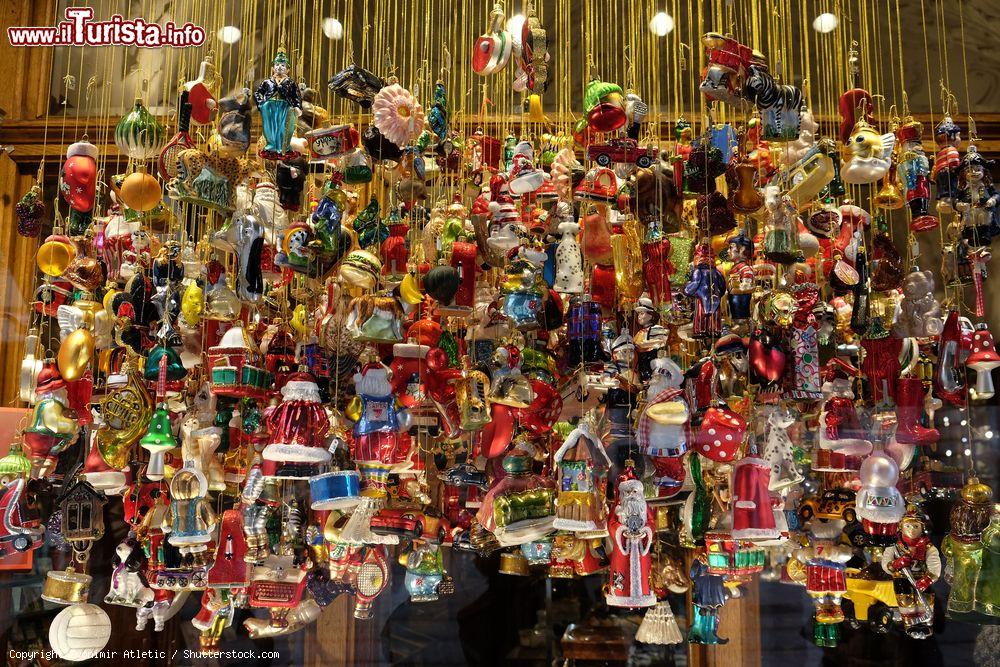 Immagine Oggetti e decorazioni natalizie durante i mercatini di Natale nel centro di Graz, Austria - foto © Zvonimir Atletic / Shutterstock.com