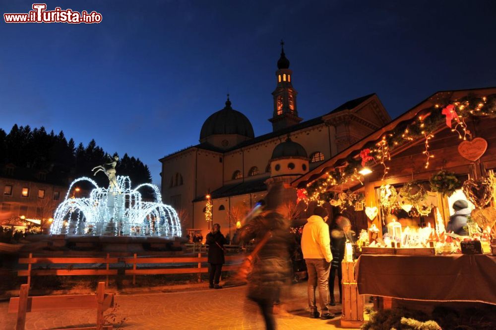 Immagine Asiago si trasforma in un luogo ancora più magico, dove ammirare l’incanto delle casette illuminate, scoprire artigianato e prodotti tipici, assaporare dolci e ricette locali, immergersi nell’atmosfera del Natale. - © Roberto Costa Ebech