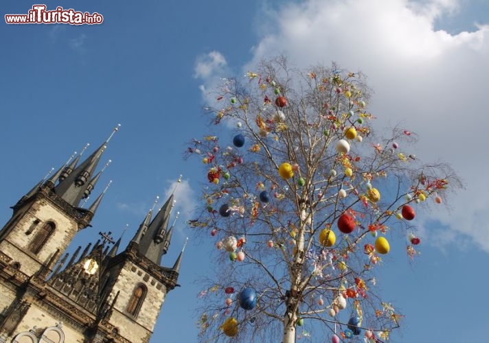 Immagine Mercatini pasquali a Praga: decorazioni davanti alla chiesa della Santa Ludmila - © Vaclav Zilvar - Fotolia.com