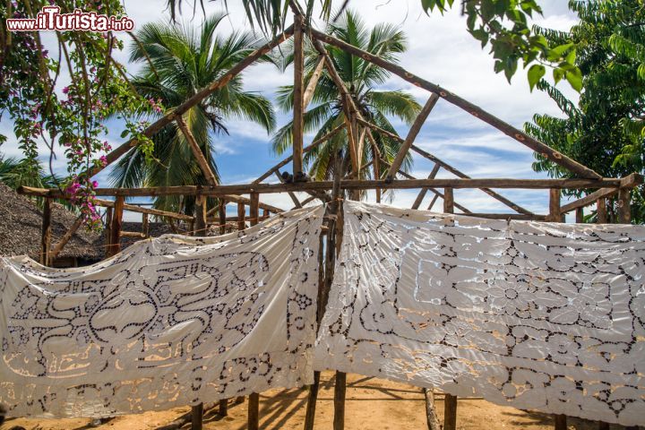 Immagine Tessuti fatti a mano in vendita presso il mercatino dell'artigianato di Ampangorina, il principale villaggio di Nosy Komba (Madagascar) - foto © Pierre-Yves Babelon / Shutterstock.com