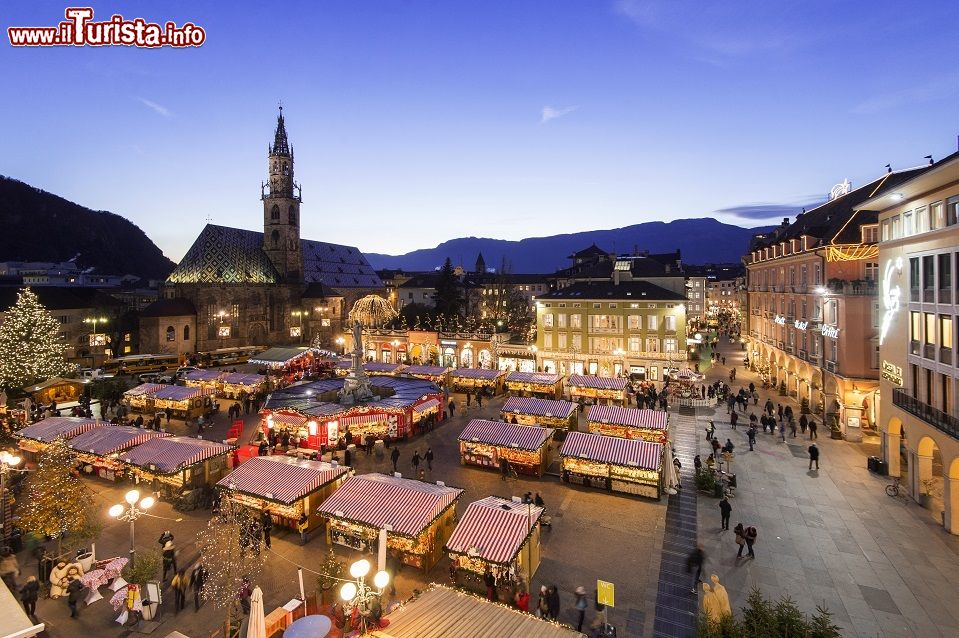 Immagine Gli stalli di artigianato e gastronomia del grande mercatino dell'Avvento di Bolzano, Alto Adige.