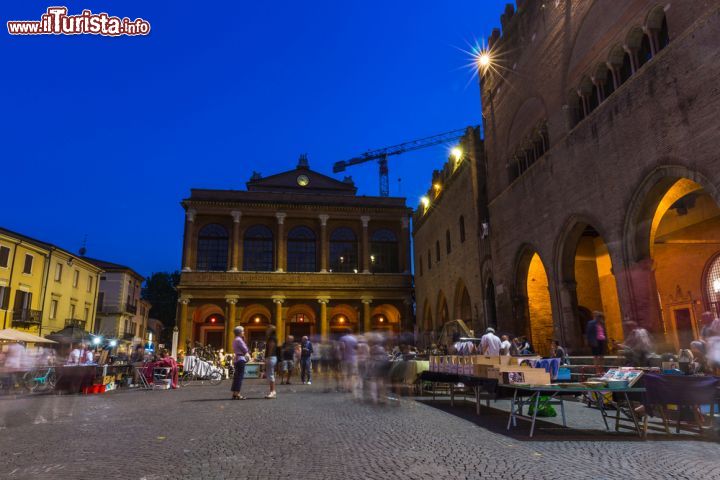Immagine Il mercatino delle Pulci in centro a Rimi, fotografia notturna - © Olga Vorontcova / Shutterstock.com