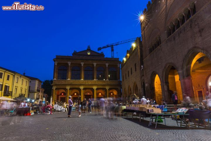 Immagine Il mercatino delle Pulci in centro a Rimi, fotografia notturna - © Olga Vorontcova / Shutterstock.com