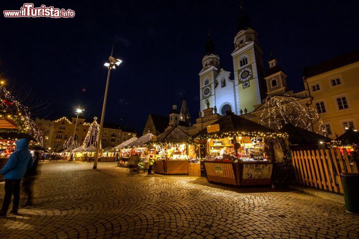 Immagine Il mercatino di natale di Bressanone in piazza Duomo, Brixner Weihnachtsmarkt in Alto Adige - © gab90 / Shutterstock.com