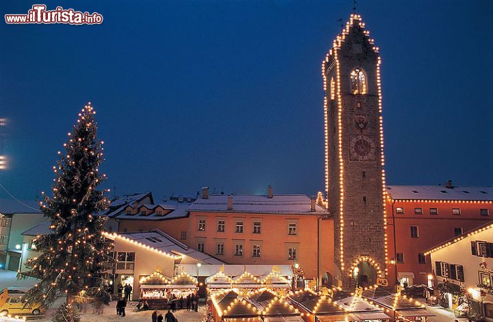 Immagine il Mercatino di Natale a Vipiteno in Alto Adige. Domina la skyline la medievale Torre delle Dodici - © www.mercatinonatalizio-vipiteno.com