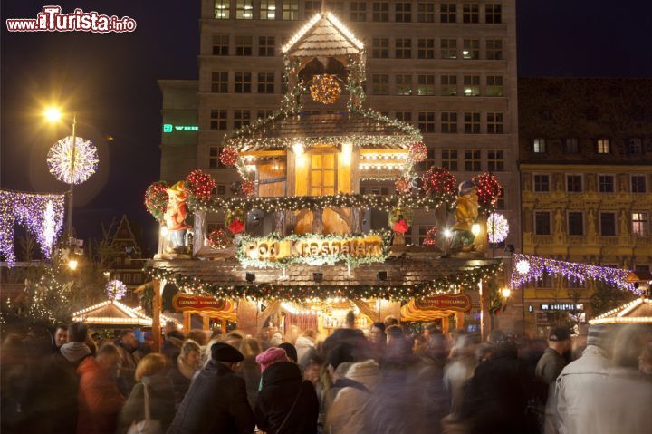 Immagine Fotografia dei mercatini di Natale a Wroclaw, Polonia - Come ormai da tradizione, ogni anno nella città polacca vengono organizzati e allestiti i mercatini dell'Avvento visitati da migliaia di persone © oleandra / Shutterstock.com