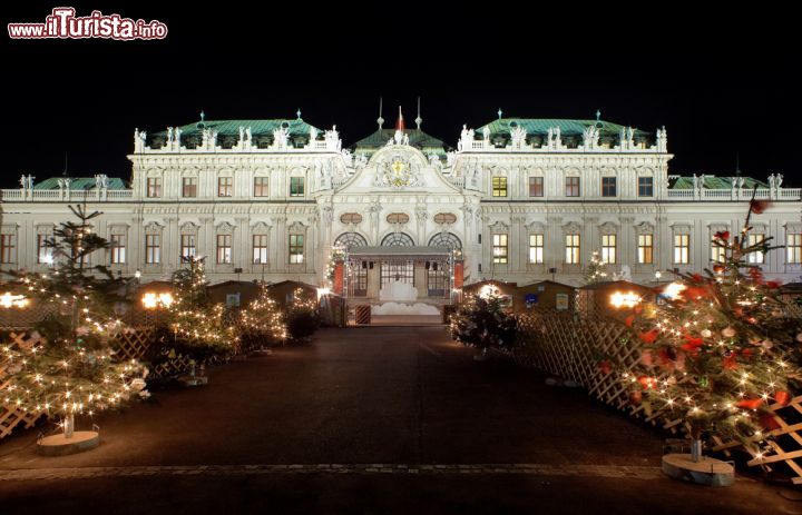 Immagine Il Mercatino di Natale al Belvedere di Vienna, Austria - © Mikhail Markovskiy / Shutterstock.com