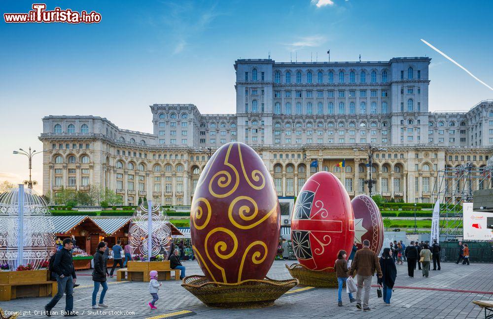 Immagine La gente cammina davanti al famoso palazzo del Parlamento di Bucarest a Pasqua, dove è stato organizzato un tradizionale mercatino pasquale - © Cristian Balate / Shutterstock.com