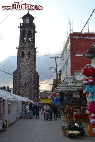 Immagine Mercatino di Natale, Chignahuapan: alle spalle del campanile della Basilica Menor de la Inmaculada Concepciòn si susseguono le bancarelle del consueto Mercatino di Natale e dei souvenir per turisti, soprattutto messicani, che si riversano in paese durante le feste.