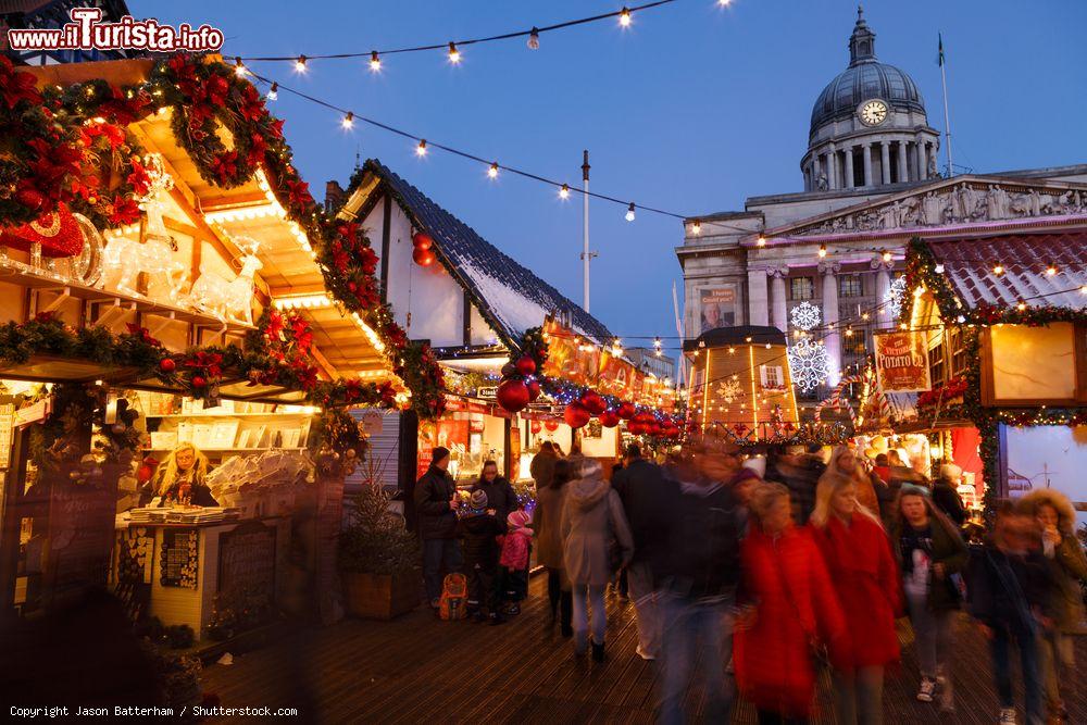 Immagine Famiglie si divertono passeggiando al mercatino serale di Natale a Nottingham, Inghilterra. Durante l'Avvento la città si veste di una suggestiva atmosfera fiabesca - © Jason Batterham / Shutterstock.com