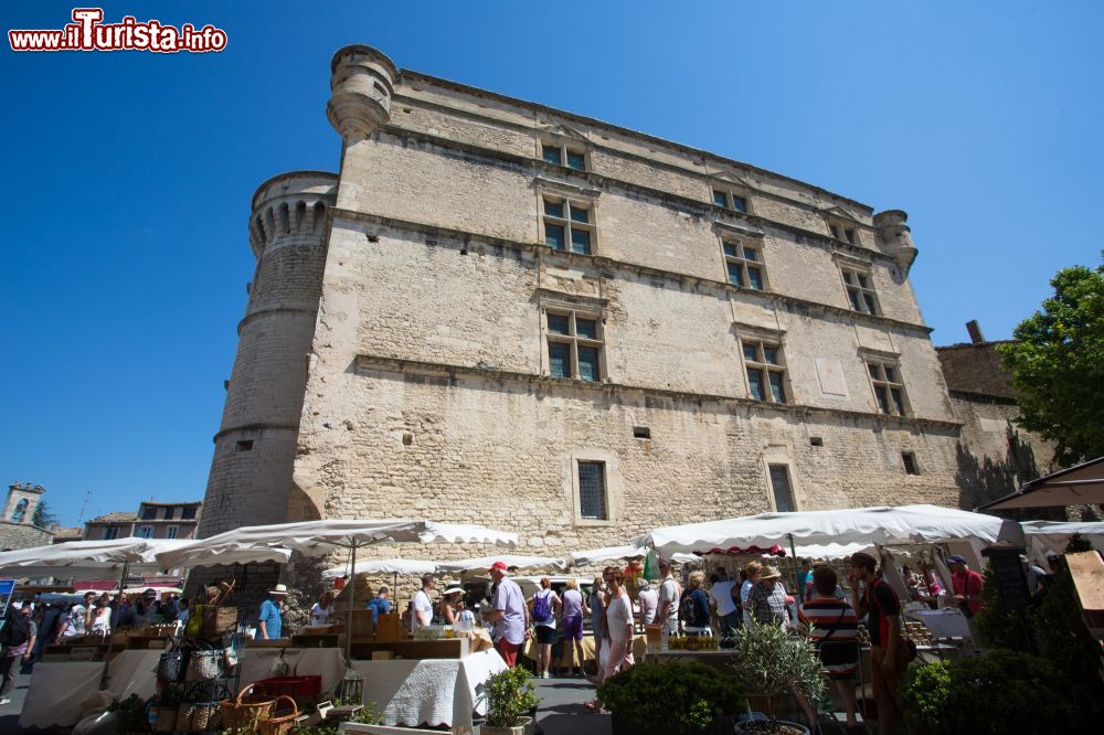 Immagine Il mercato settimanale a Gordes, ai piedi del castello che domina la cittadina del Luberon, in Provenza (Francia) - foto © OTLMV Giraud