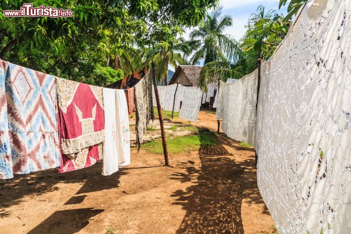 Immagine Teli e tovaglie in vendia presso il mercato dell'artigianato nel villaggio di Ampangorina sull'isola di Nosy Komba, Madagascar - foto © Pierre-Yves Babelon / Shutterstock.com