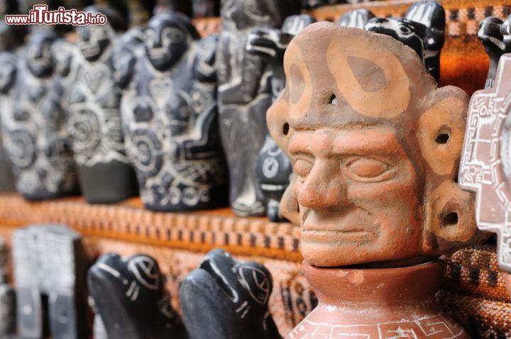 Immagine Talismani nel mercato di La Paz, Bolivia. I mercati della città sono da sempre particolari punti di aggregazione. In questa immagine, alcuni tradizionali talismani per i riti Aymara: li si può acquistare al Witches Market - © Rafal Cichawa / Shutterstock.com