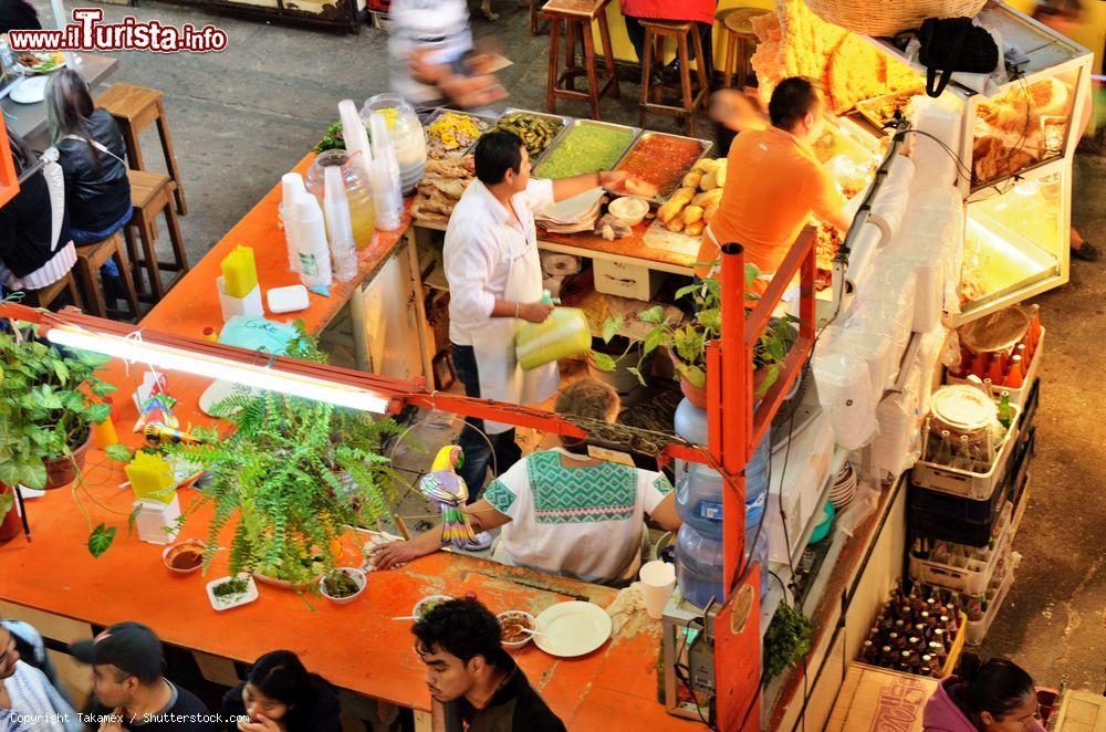 Immagine Mercato centrale nella città di Guanajuato, Messico. Uno degli stand che si possono trovare nella storica area mercatale di questa città messicana - © Takamex / Shutterstock.com