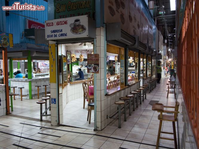 Immagine Corsie nel Mercato Centrale di San José, Costa Rica. Con i suoi oltre dieci mila visitatori ogni giorno, questo mercato è il più popolare e grande della capitale - © Daniel Korzeniewski / Shutterstock.com