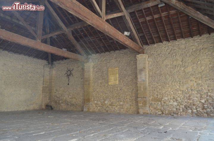 Immagine Gli spazi del Mercato coperto di Pernes les Fontaines in Provenza