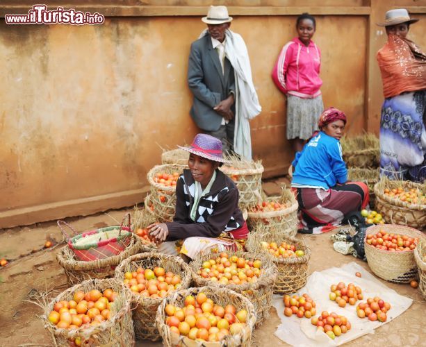 Immagine Il mercato degli agricoltori nella città di Antananarivo (Madagascar). Il commercio informale è una delle principali forme di sussistenza della popolazione malgascia - foto © KAZLOVA IRYNA / Shutterstock.com