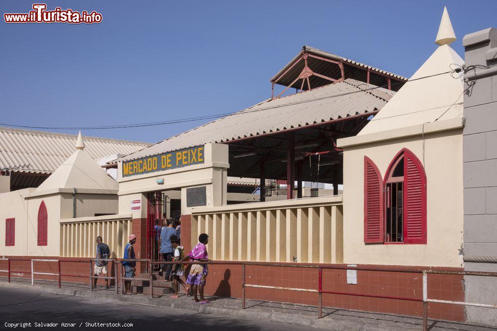 Immagine La facciata esterna del mercato del pesce di Mindelo, Sao Vicente, Capo Verde - © Salvador Aznar / Shutterstock.com