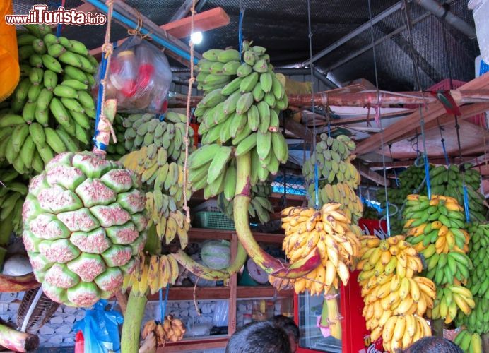 Immagine Il coloratissimo mercato della frutta a Malé, la capitale delle Maldive. Qui è possibile trovare i frutti esotici prodotti sugli atolli - foto © Viroonrat Trapcharoen / Shutterstock.com