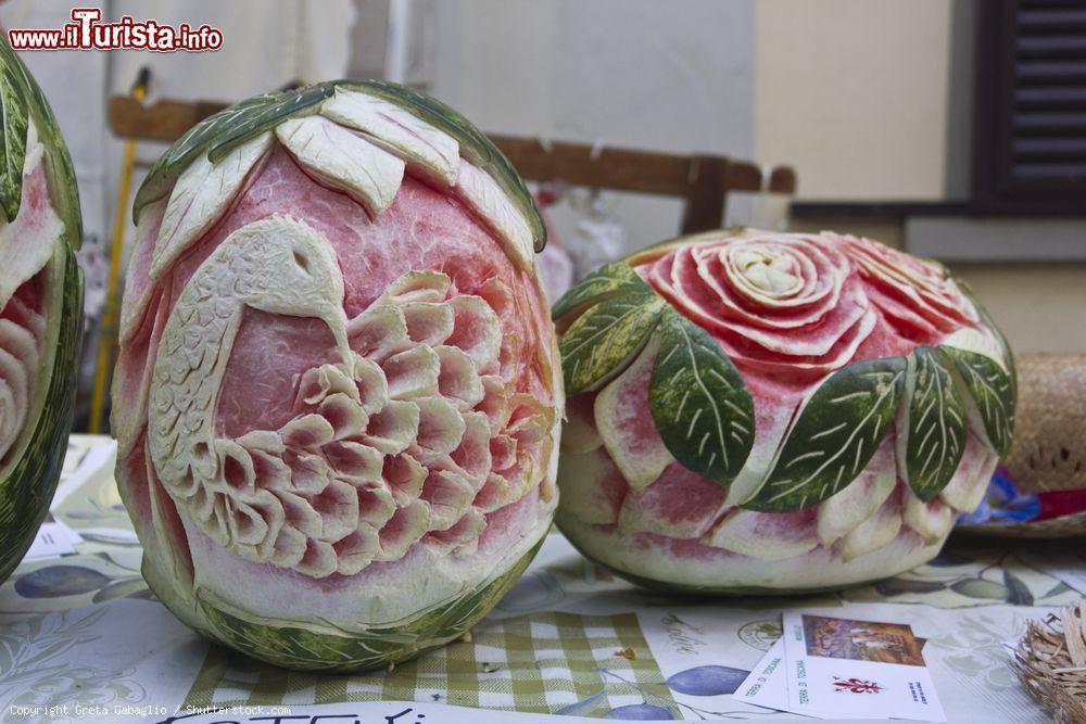 Immagine Cocomeri intagliati a mano in un mercato di Lastra a Signa in Toscana - © Greta Gabaglio / Shutterstock.com