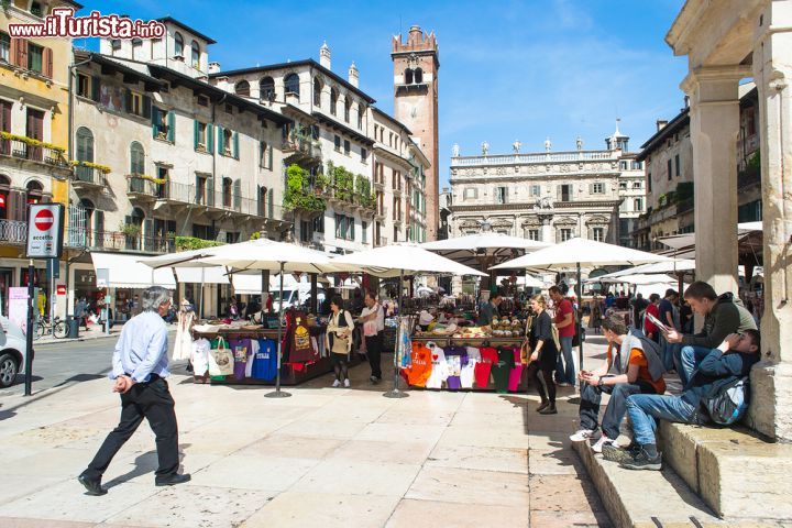 Immagine Mercato di Piazza delle Erbe a Verona - Colorato, vivace, allegro e pieno di turisti. Il mercato che si svolge presso la Piazza delle Erbe racchiude moltissimi generi: da quelli commerciali a quelli turistici, da quelli gastronomici a quelli d'animazione. Non manca mai la bancarella giusta per chiunque ed è proprio questo il motivo per cui è sempre così affollato - © starmaro / Shutterstock.com