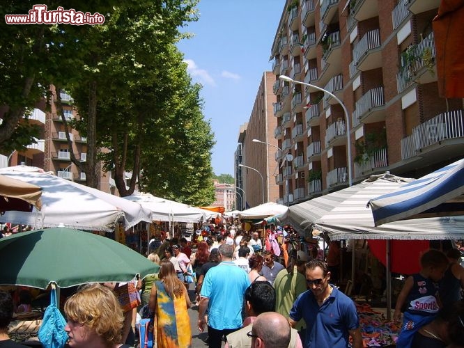 Immagine Mercato di Porta Portese a Roma - © Alessio Damato / Wikipedia