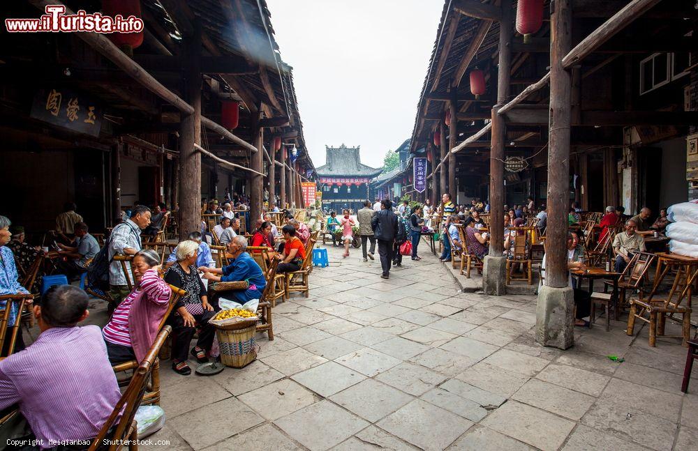 Immagine Mercato di strada a forma di barca nella cittadina di Luocheng vicino a Leshan, Cina. Gli edifici furono costruiti fra il 1626 e il 1900 - © Meiqianbao / Shutterstock.com