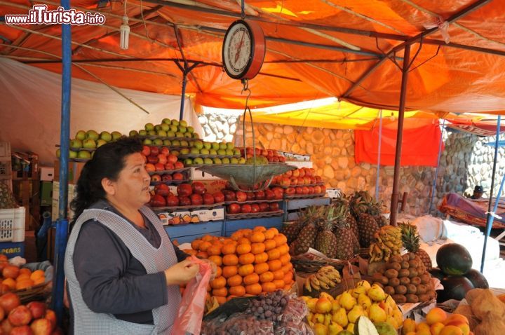 Immagine Un'immagine dell'affollato mercato di Sucre (Bolivia). Il Mercado Central si trova a nord del centro storico ed è un luogo ideale per provare le specialità locali - foto © Byelikova Oksana / Shutterstock