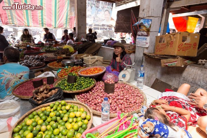 Immagine Il mercato di Tomohon è probabilmente il più famoso dell'intera isola di Sulawesi in Indonesia. Qui si vende di tutto, compresi molti animali che vengono uccisi sul posto per diventare cibo - foto © Artush / Shutterstock.com