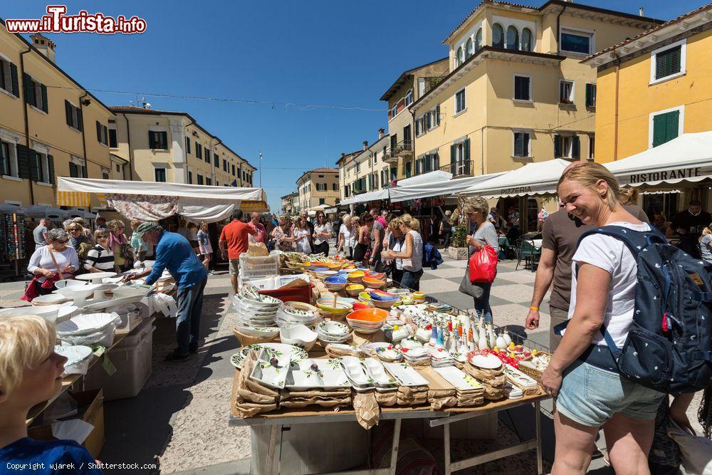 Immagine Mercato estivo nel centro di Lazise sul Lago di Garda, Veneto - © wjarek / Shutterstock.com