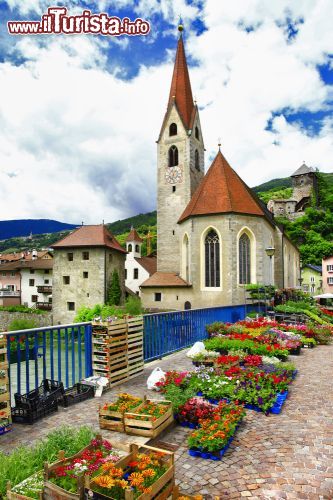 Immagine Il mercato dei fiori a Chiusa e la chiesa parrocchiale - © leoks/ Shutterstock.com