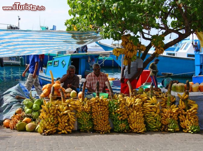 Immagine Il mercato della frutta di Malé, Maldive. Alcuni uomini vendono banane, cocco e altri frutti presso il porto - © Patryk Kosmider / Shutterstock.com
