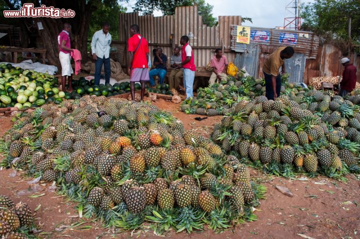 Immagine La frutta si può trovare praticamente ad ogni angolo nelle città del Kenya. Qui siamo a Malindi, sulla costa - foto © Byelikova Oksana / Shutterstock.com