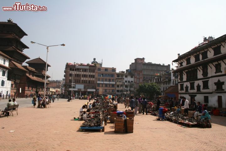 Immagine Mercato in Piazza Durbar a Kathmandu, Nepal. Strada dello shopping in una delle piazze principali della capitale nepalese - © Jason Maehl / Shutterstock.com