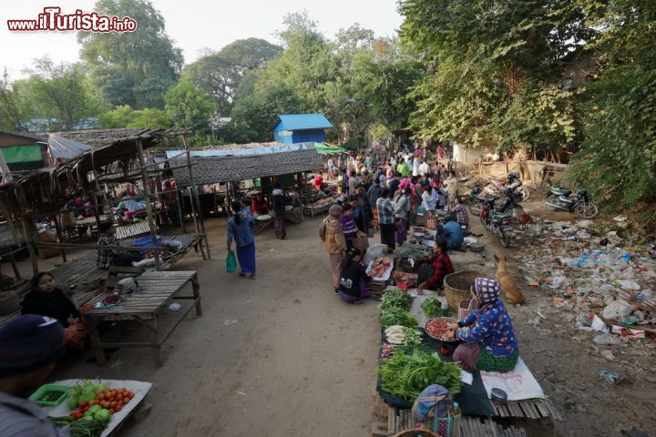 Immagine Mercato locale di Bagan, Myanmar. Frutta e verdura di produzione contadina per questo caratteristico mercato alimentare della città nota un tempo come Pagan oltre che vecchia capitale di molti regni antichi in Birmania - © hecke61 / Shutterstock.com