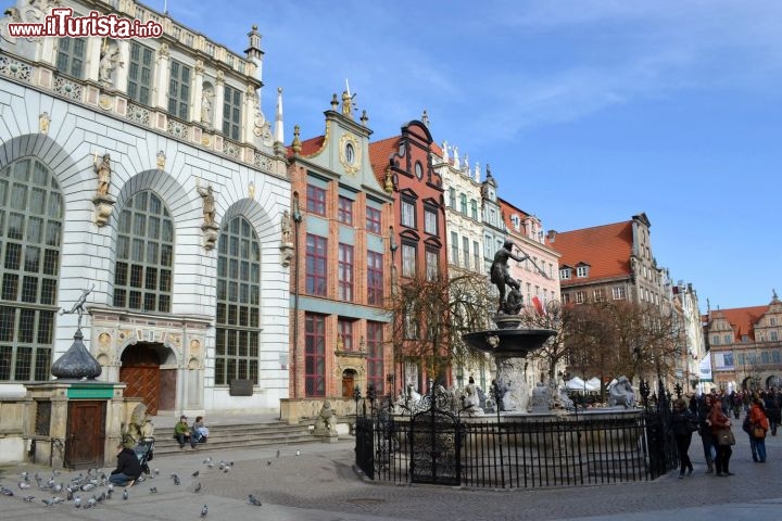 Immagine Mercato Lungo, Danzica: è la parte della Strada Reale compresa tra il Municipio e la Porta Verde; qui si trova la Fontana del Nettuno ed il Palazzo di Artù alle sue spalle, antico luogo d'incontro di commercianti e ricchi borghesi.