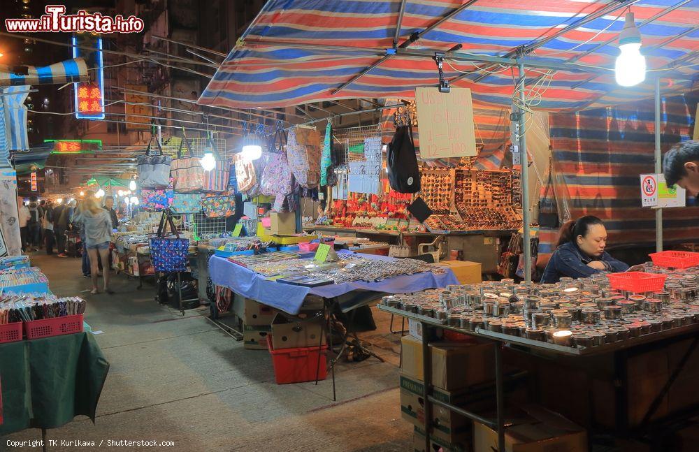 Immagine Il mercato notturno di Temple Street, a Hong Kong in Cina - © TK Kurikawa / Shutterstock.com