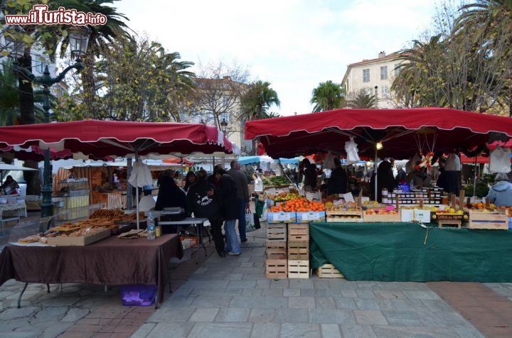 Immagine Il mercato ambulante di piazza Foch, Ajaccio